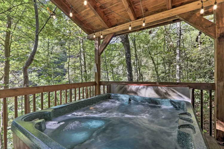 Cabin w/ Hot Tub + Deck, 3 Mi to Pigeon Forge