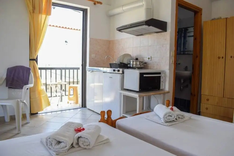 Spacious studio just 150m to the beach