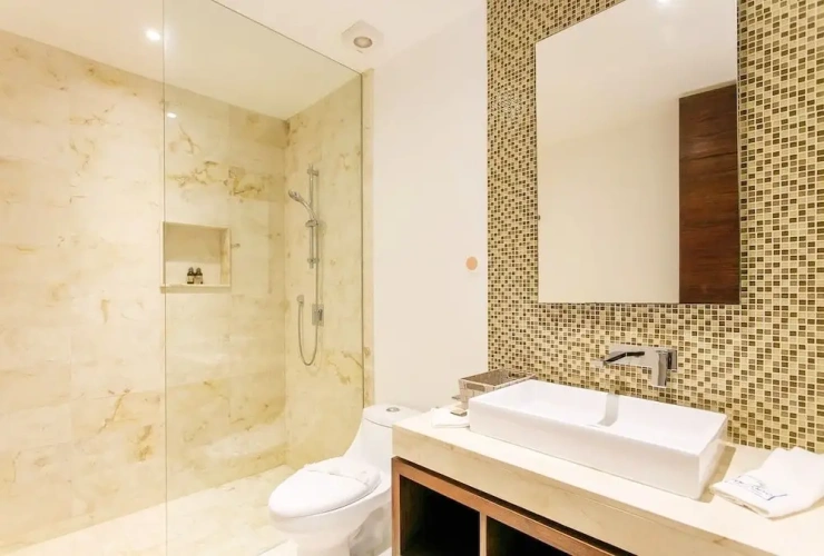 2 Bedrooms Basement Apartment with pool view