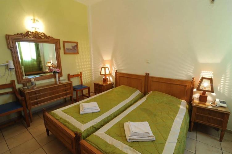 Akrotiri Hotel