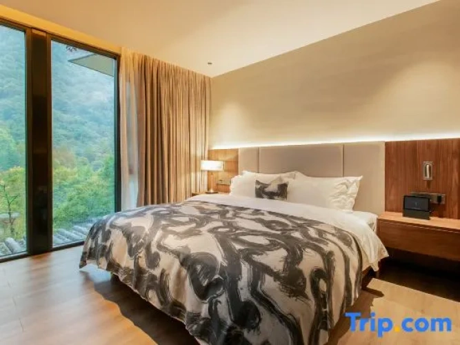 Suite with garden view
