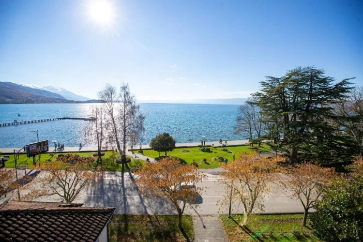 Standard Double room with lake view