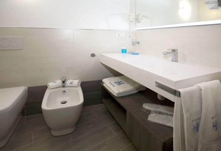 Comfort Triple room with balcony and with partial sea view