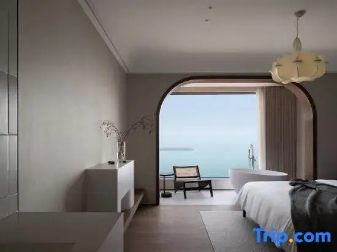 Sea under the eaves