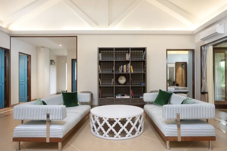 5 Bedrooms Villa
