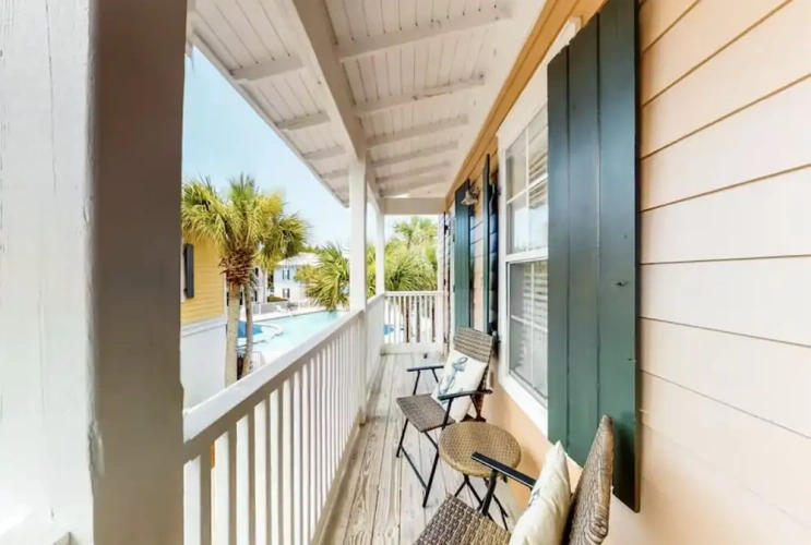 Bungalow with balcony