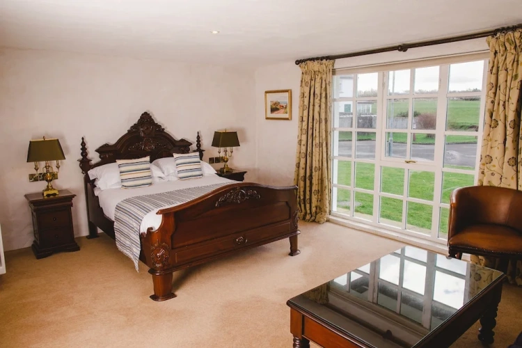 Superior Double Basement room