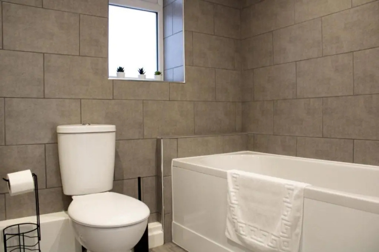 Low Cost, 4 Bed with Parking & Large Garden 10