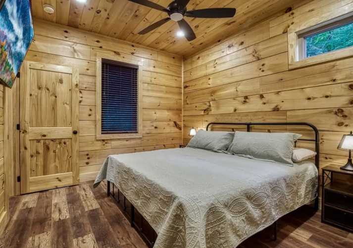 Bear Tracks Lodge 4 Bedroom Cabin by RedAwning