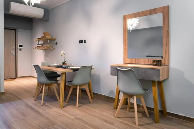 Superb suite on Aiolou street