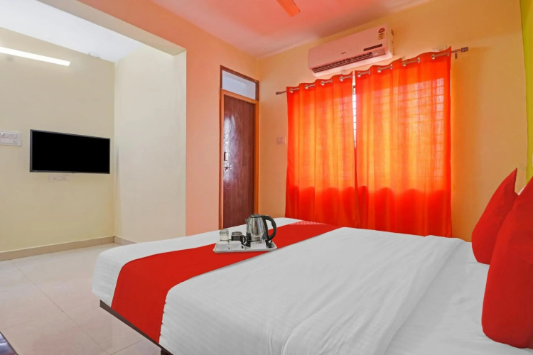 Super OYO 90936 Dk Reddy Square