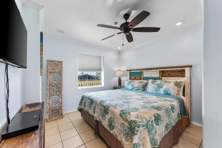 Standard Quadruple room with balcony and with pool view
