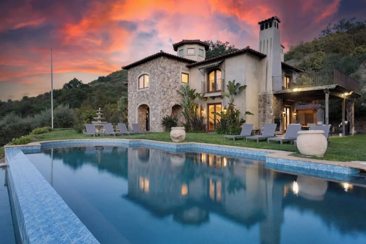 4 Bedrooms Villa