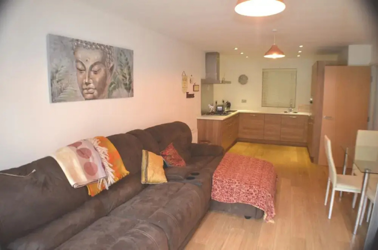 360 Serviced Accommodations - Brentwood 2 Bedroom Executive Apartment With Secure Parking