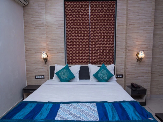OYO 11716 Hotel Everest