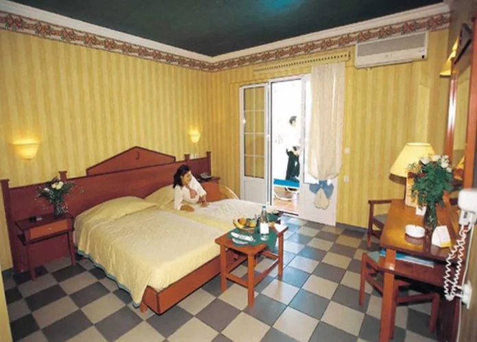 2 Bedrooms Standard Double Family room with view