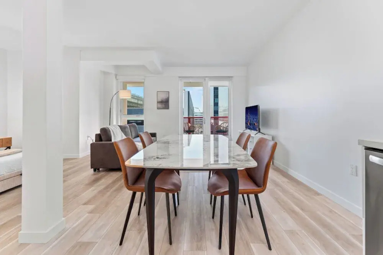 Stylish LA Studio Prime Location