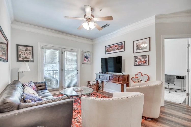 2 Bedrooms Apartment