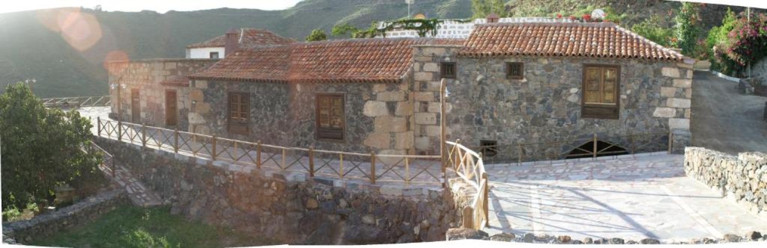 6 Bedrooms House