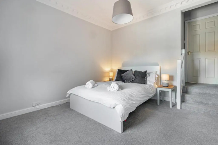 Modern 2 Bedroom Apartment with Free Parking!