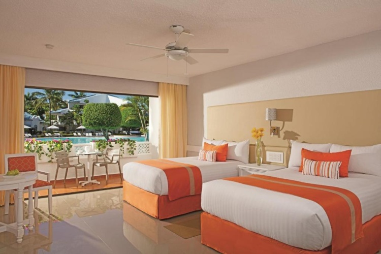 Deluxe Double room with pool view
