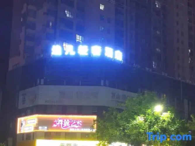 Yifan Light Luxury Hotel