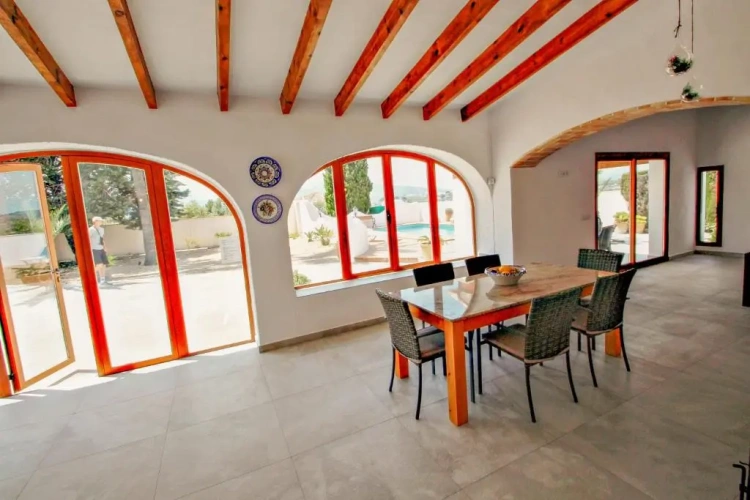 4 Bedrooms Cottage