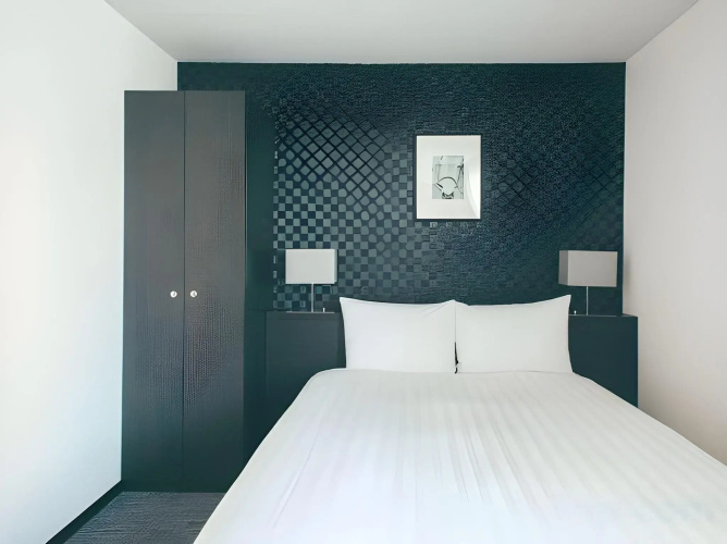 Hamilton Hotel Black