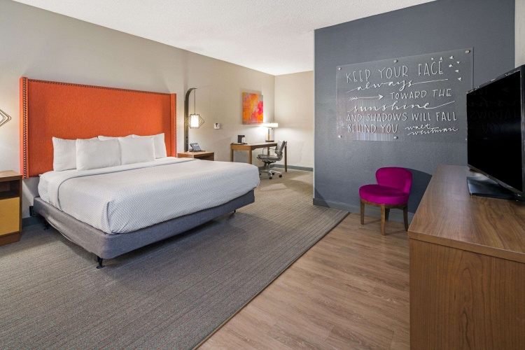 La Quinta Inn & Suites by Wyndham Orange County Airport photo 8