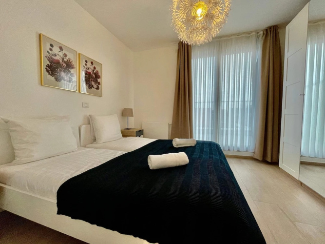 Modern 1BR Near Diamond District by Oneluxstay