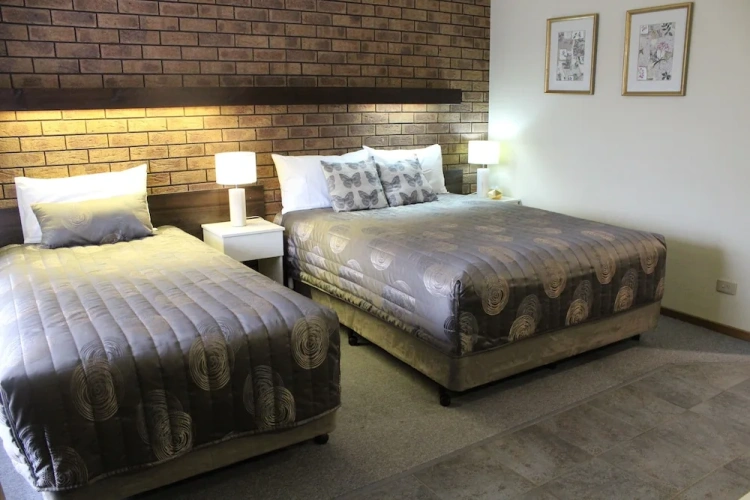 Standard Triple room