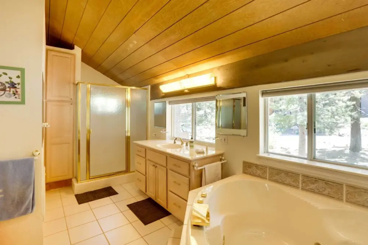 Spacious Cabin w/ Deck, < 3 Mi to Donner Lake