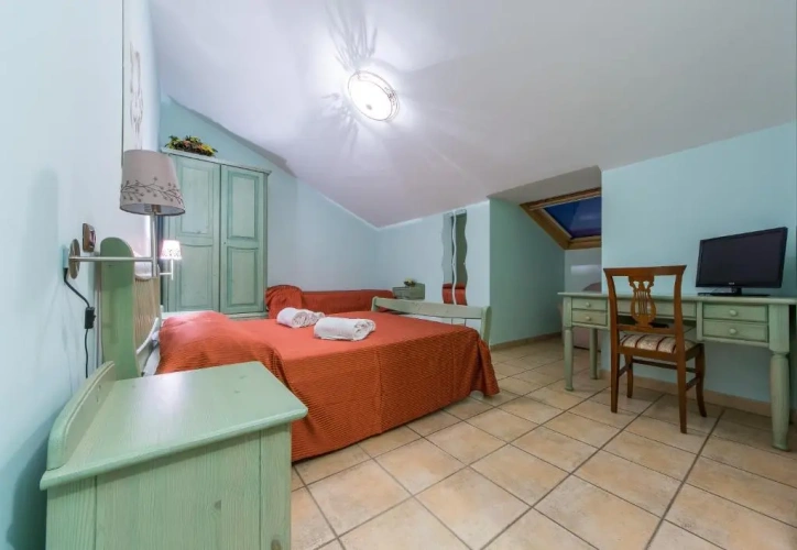 Standard Triple room