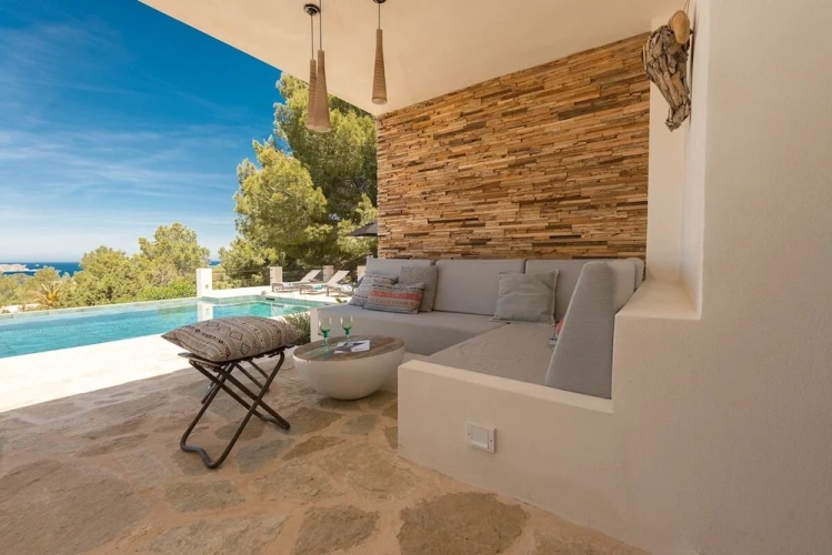 4 Bedrooms Luxury Villa