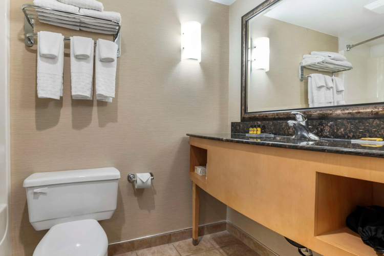 Best Western Plus Kelowna Hotel & Suites photo 11