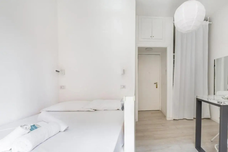 Guesthost - Bright Apt 600mt From Viale Zara!