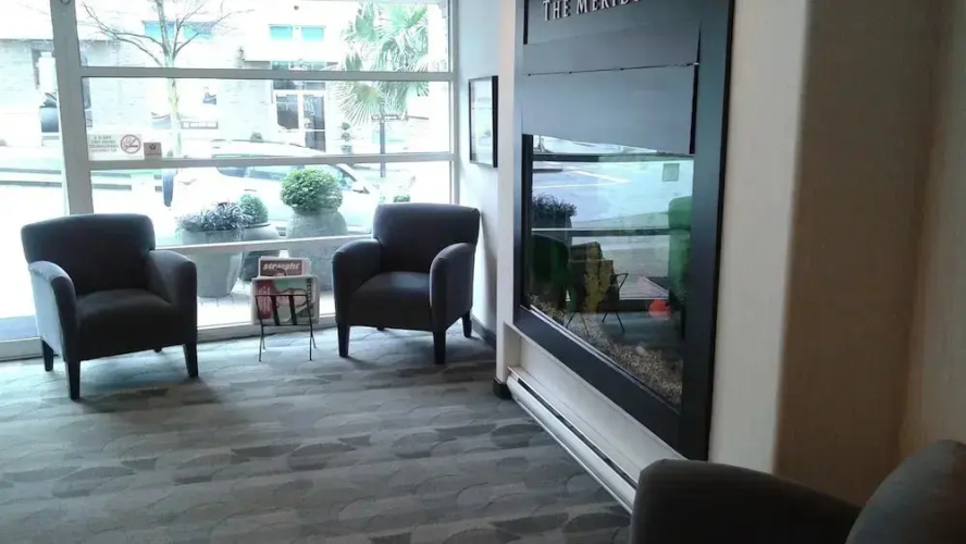 910 Beach Avenue Apartment Hotel