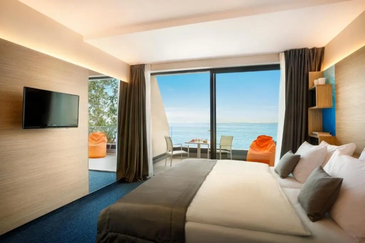 Superior Double room with balcony and with sea view