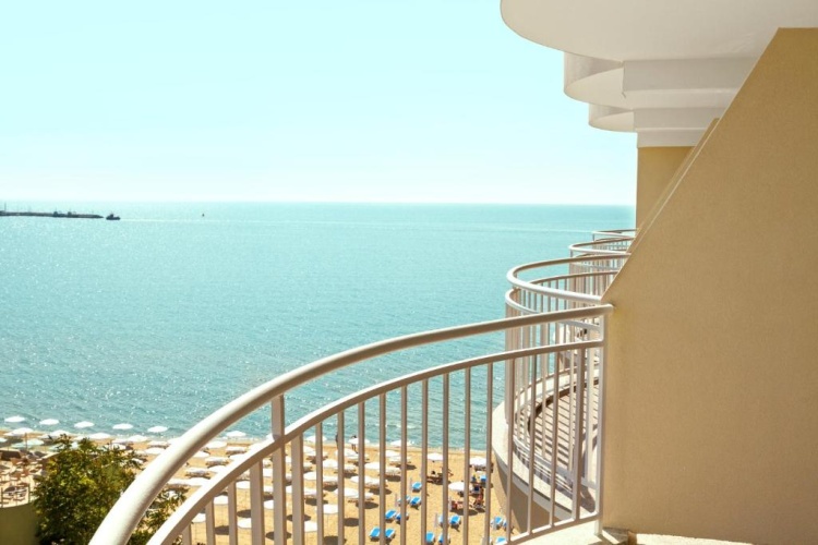 Standard Twin room with balcony and with partial sea view