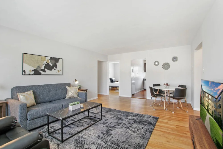 3BR Homey Living Room Apt in Bell Ave