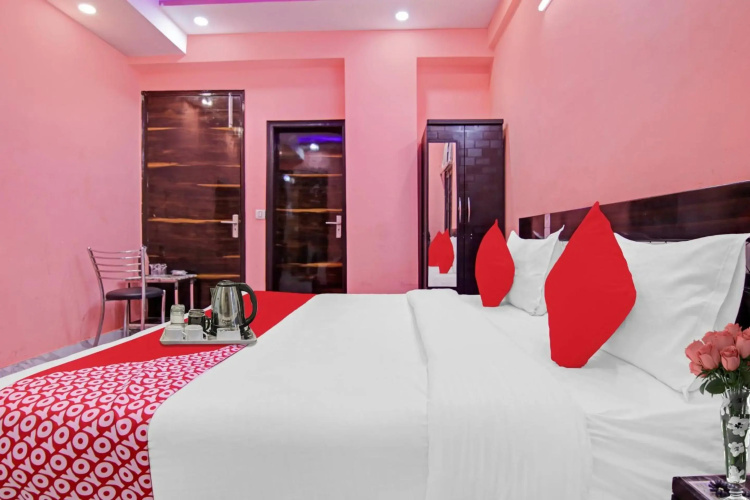 OYO Flagship 70281 Hotel Rishabh Inn