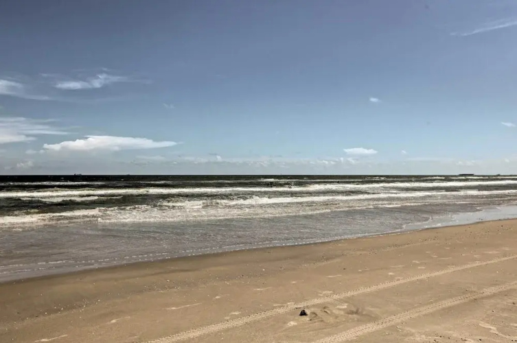 Steps to Surfside Beach: Large Group Gulf Retreat