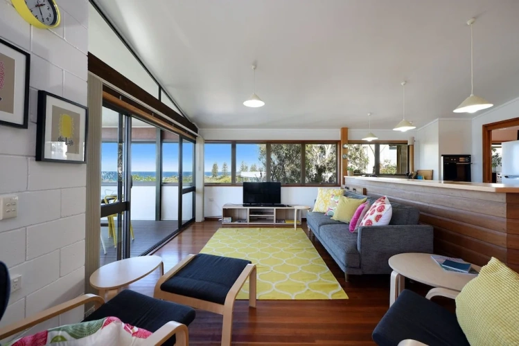 4 Bedrooms Cottage with balcony