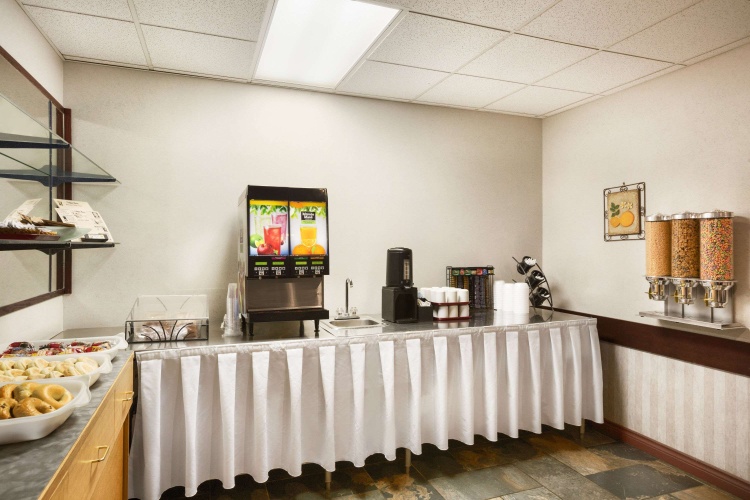 Days Inn by Wyndham Hinton photo 10