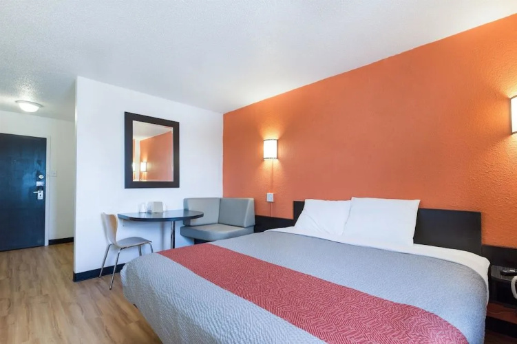 Motel 6 Lincoln, IL