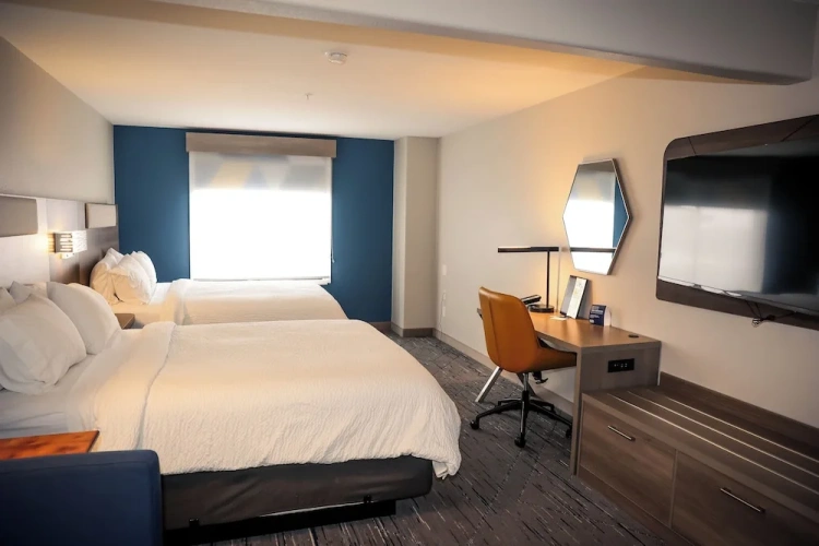 Suite with city view