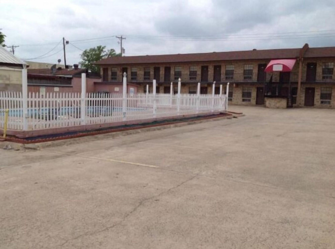 Econo Lodge Inn & Suites
