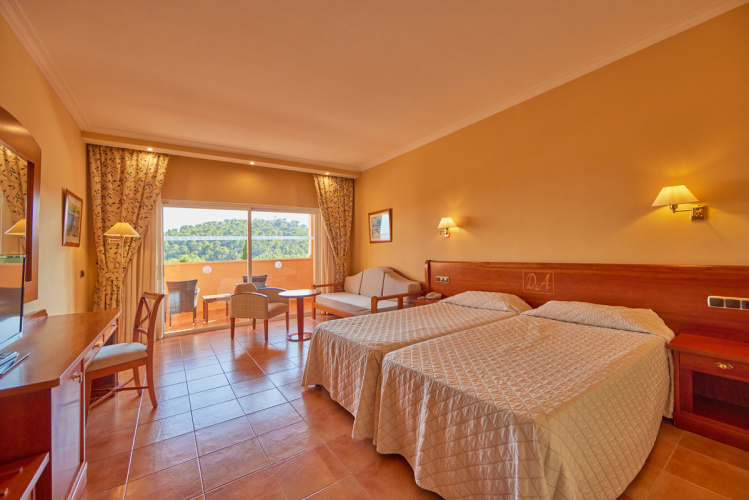 Standard Triple room with sea view