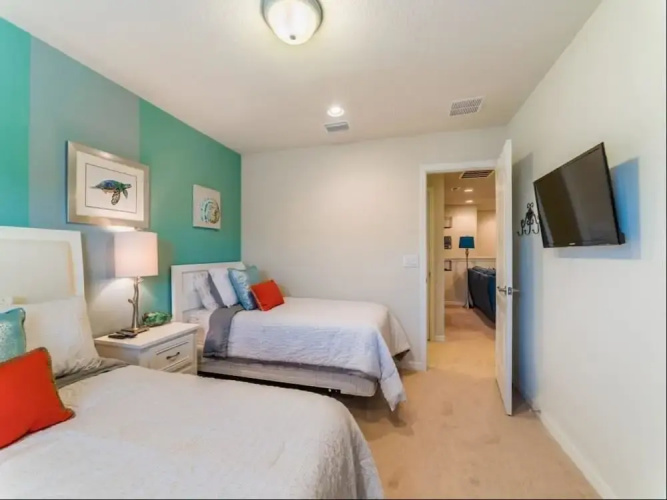 Splendid Windsor Home 5 Bedroom Townhome With Private Pool