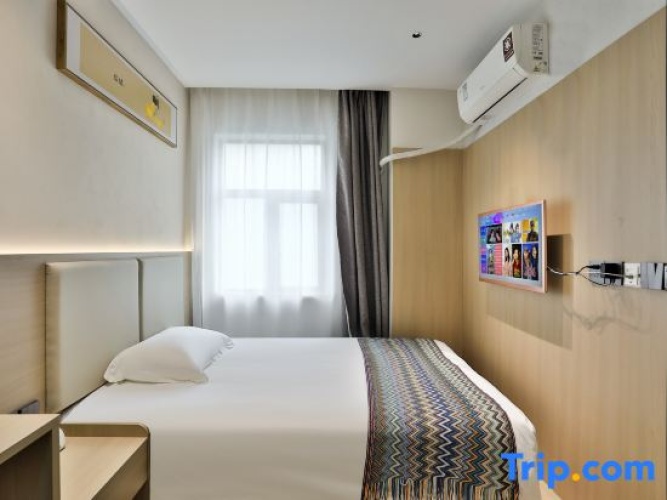 Standard Twin room with street view